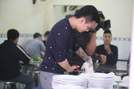 Cắt bún để phục vụ khách hàng