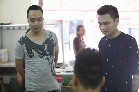 Tuy nhiên do lần đầu thử sức với công việc này nên Khắc Việt đã bị khách hàng khiển trách