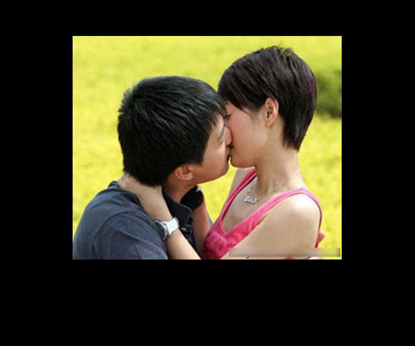 Nam diễn viên Văn Chương và bạn diễn Mã Y Lợi với màn phim giả tình thật khi hai người hợp tác trong phim "Phấn đấu". Mặc dù khi đó không hề ai trong đoàn hay biết hai người là một cặp đôi, chỉ mình nam diễn viên Chung Đại Vy là biết nhưng anh này thì rất biết giữ im lặng. Nam diễn viên Văn Chương và bạn diễn Mã Y Lợi với màn phim giả tình thật khi hai người hợp tác trong phim "Phấn đấu". Mặc dù khi đó không hề ai trong đoàn hay biết hai người là một cặp đôi, chỉ mình nam diễn viên Chung Đại Vy là biết nhưng anh này thì rất biết giữ im lặng.