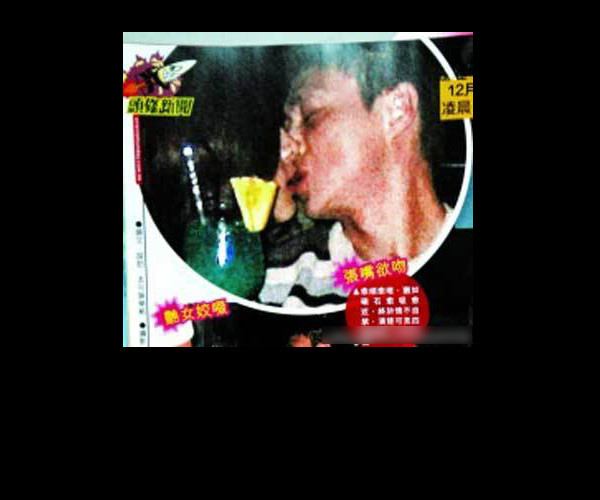 Chồng của ngọc nữ Hồng Kông là Nghê Chấn từng bị bắt gặp đang khóa môi người mẫu Trương Mão tại bar Mai Quế Phương. Sau vụ đó, Châu Huệ Mẫn vẫn cho qua để giữ êm hạnh phúc. Chồng của ngọc nữ Hồng Kông là Nghê Chấn từng bị bắt gặp đang khóa môi người mẫu Trương Mão tại bar Mai Quế Phương. Sau vụ đó, Châu Huệ Mẫn vẫn cho qua để giữ êm hạnh phúc.