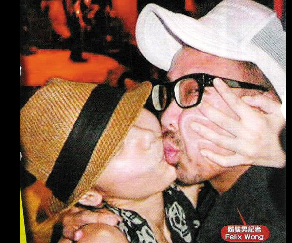 Nam ca sĩ Trần Dịch Tấn bị nữ diễn viên, ca sĩ Hồng Kông Hà Quân Thi trong lúc cao hứng đã ôm vồ lấy khóa môi ngay trên sân khấu sau khi hai người cùng biểu diễn tác phẩm nổi tiếng của Trương Quốc Vinh và Mai Diễm Phương là "Phương Hoa Tuyệt Đại". Nam ca sĩ Trần Dịch Tấn bị nữ diễn viên, ca sĩ Hồng Kông Hà Quân Thi trong lúc cao hứng đã ôm vồ lấy khóa môi ngay trên sân khấu sau khi hai người cùng biểu diễn tác phẩm nổi tiếng của Trương Quốc Vinh và Mai Diễm Phương là "Phương Hoa Tuyệt Đại".