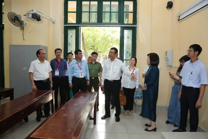 Đoàn công tác kiểm tra tại điểm thi Trường Trung học phổ thông Ngô Quyền (Ảnh: LT)