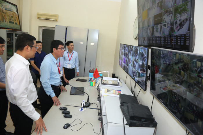 Đoàn công tác kiểm tra khu vực giám sát tại điểm thi Trung học phổ thông Ngô Quyền (Ảnh: LT)