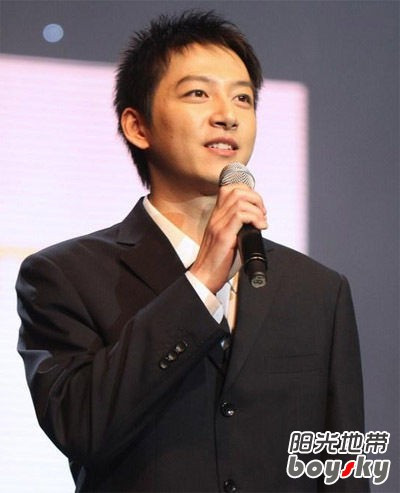 Hồ Duyệt Hâm đang được các bạn trẻ, đặc biệt là các bạn gái tuổi 9x quan tâm và săn đón ráo riết. Hồ Duyệt Hâm đang được các bạn trẻ, đặc biệt là các bạn gái tuổi 9x quan tâm và săn đón ráo riết.