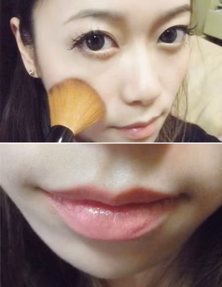 Phủ má hồng nhẹ và son môi cánh sen. Xem thêm: Trang điểm xinh / Bộ sưu tập váy chào hè 2012.