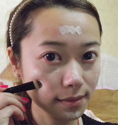 Rửa mặt sạch sau đó bôi kem nền phù hợp với màu da. Xem thêm: Trang điểm xinh / Bộ sưu tập váy chào hè 2012. Rửa mặt sạch sau đó bôi kem nền phù hợp với màu da. Xem thêm: Trang điểm xinh / Bộ sưu tập váy chào hè 2012.