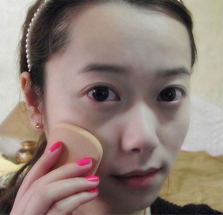 Phủ nhẹ một lớp phấn, tuy nhiên hãy chú ý là không nên đánh dày cộm sẽ làm mặt mất tự nhiên. Xem thêm: Trang điểm xinh / Bộ sưu tập váy chào hè 2012. Phủ nhẹ một lớp phấn, tuy nhiên hãy chú ý là không nên đánh dày cộm sẽ làm mặt mất tự nhiên. Xem thêm: Trang điểm xinh / Bộ sưu tập váy chào hè 2012.