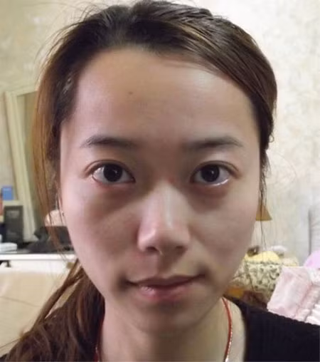 Mặt mộc. Xem thêm: Trang điểm xinh / Bộ sưu tập váy chào hè 2012.