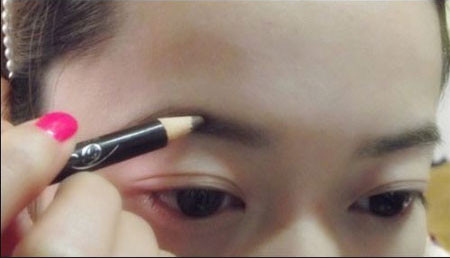 Kẻ mày tông màu đen hoặc nâu tùy theo sở thích. Xem thêm: Trang điểm xinh / Bộ sưu tập váy chào hè 2012. Kẻ mày tông màu đen hoặc nâu tùy theo sở thích. Xem thêm: Trang điểm xinh / Bộ sưu tập váy chào hè 2012.