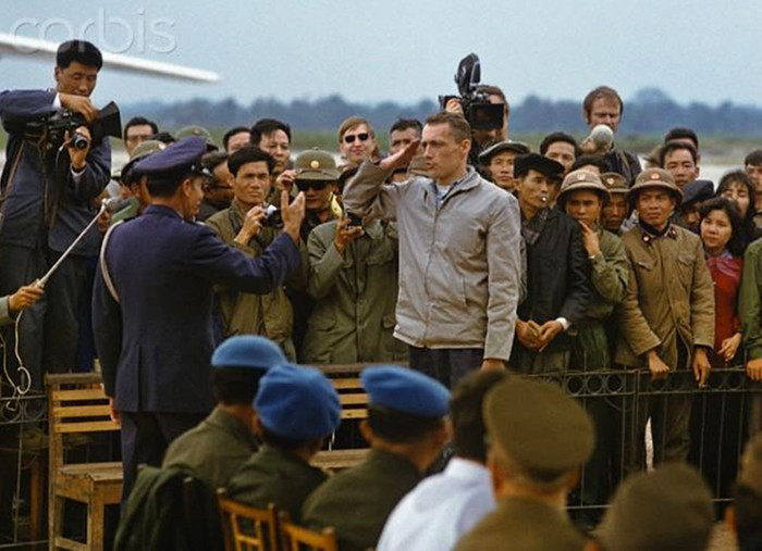 Một trong 116 tù binh Mỹ được trao trả cho chính quyền Mỹ vào ngày 12/2/1973. Một trong 116 tù binh Mỹ được trao trả cho chính quyền Mỹ vào ngày 12/2/1973.