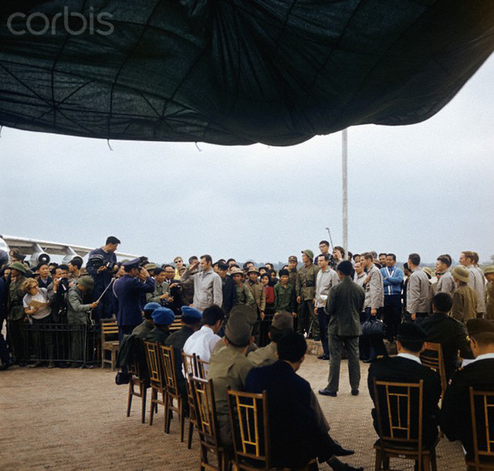 116 tù binh Mỹ gồm phi công và binh lính được trao trả cho phía Mỹ vào ngày 12/2/1973. 116 tù binh Mỹ gồm phi công và binh lính được trao trả cho phía Mỹ vào ngày 12/2/1973.