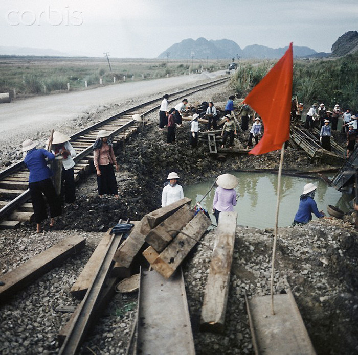 Hà Nội năm 1973, các nữ dân quân đang san lấp hố bom cạnh một đường ray tàu gần khu vực Hà Nội. Hà Nội năm 1973, các nữ dân quân đang san lấp hố bom cạnh một đường ray tàu gần khu vực Hà Nội.