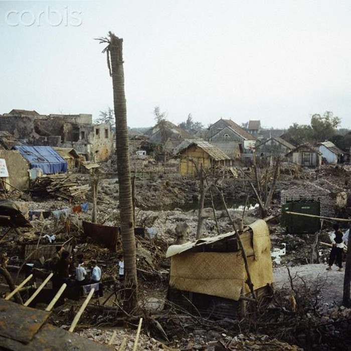 Khu phố Khâm Thiên sau đợt ném bom vào mùa đông 1972. Ảnh chụp năm 1973. Khu phố Khâm Thiên sau đợt ném bom vào mùa đông 1972. Ảnh chụp năm 1973.
