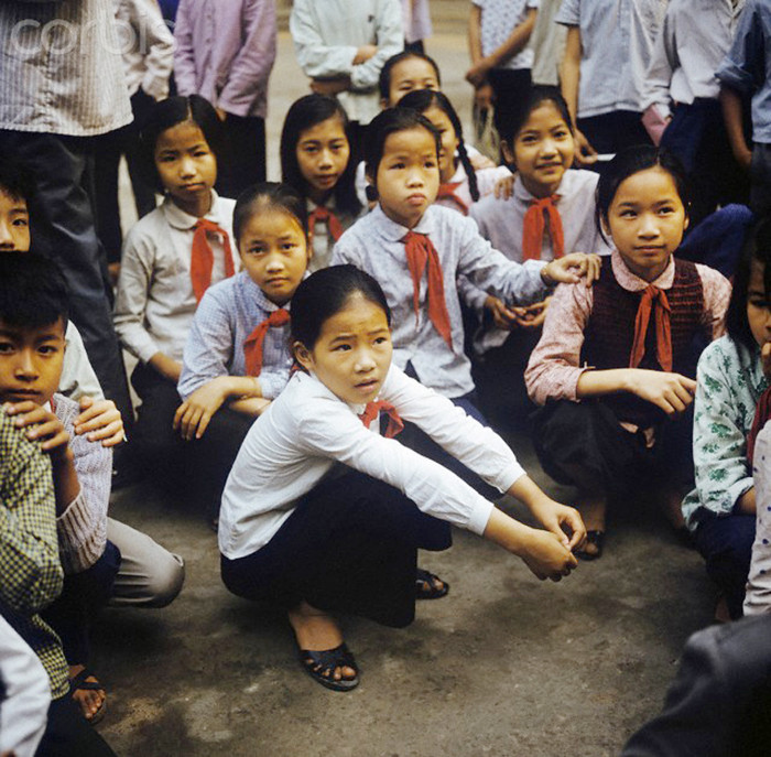 Các em nhỏ học sinh Hà Nội với khăn quàng đỏ trên vai, một biểu tượng của Đoàn thanh niên ở những nước CNXH. Ảnh chụp năm 1973. Các em nhỏ học sinh Hà Nội với khăn quàng đỏ trên vai, một biểu tượng của Đoàn thanh niên ở những nước CNXH. Ảnh chụp năm 1973.