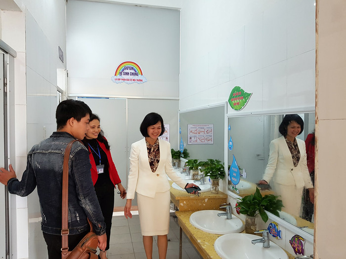 Nhà trường vận động tài trợ để xây dựng nhà vệ sinh khang trang, sạch đẹp (Ảnh: Lã Tiến) Nhà trường vận động tài trợ để xây dựng nhà vệ sinh khang trang, sạch đẹp (Ảnh: Lã Tiến)