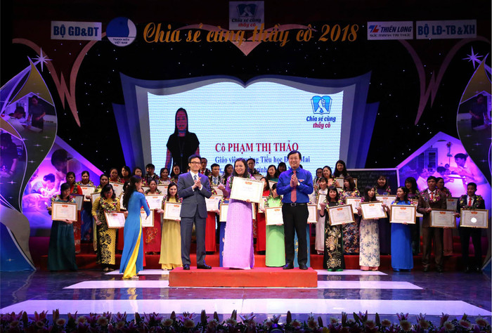 Cô giáo Pạm Thị Thảo được tuyên dương trong chương trình "Chia sẻ cùng thầy cô 2018" (Ảnh: Thu Nguyệt)