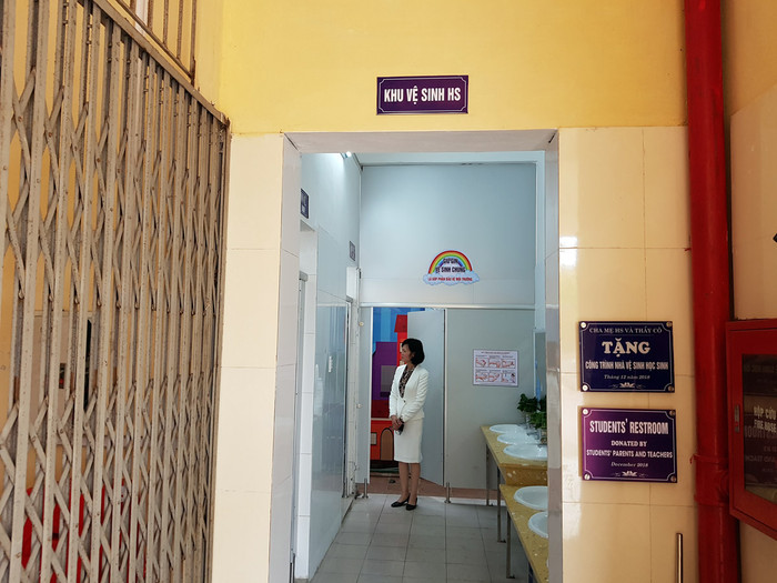 Phụ huynh phản ánh, việc cải tạo, sửa chữa khu vệ sinh gây lãng phí trong khi khu vệ sinh cũ còn sử dụng tốt (Ảnh: Lã Tiến) Phụ huynh phản ánh, việc cải tạo, sửa chữa khu vệ sinh gây lãng phí trong khi khu vệ sinh cũ còn sử dụng tốt (Ảnh: Lã Tiến)