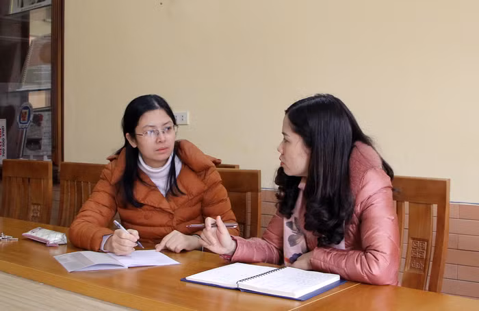 Cô giáo Trịnh Thị Thu Chang (bên trái) luôn được các đồng nghiệp, học sinh yêu mến (Ảnh: Lã Tiến)