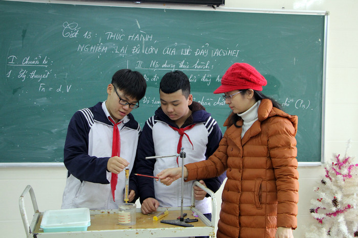 Cô giáo Trịnh Thị Thu Chang cùng học sinh trong giờ thực hành môn Vật Lý (Ảnh: Lã Tiến) Cô giáo Trịnh Thị Thu Chang cùng học sinh trong giờ thực hành môn Vật Lý (Ảnh: Lã Tiến)