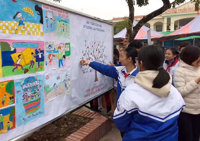 Học sinh được trang bị kiến thức về phòng chống xâm hại tình dục trẻ em (Ảnh: Lã Tiến)