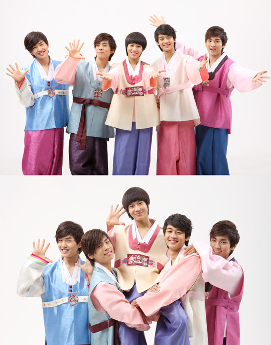 Shinee nhí nhảnh, nghịch ngợm với Hanbook đa sắc màu. Shinee nhí nhảnh, nghịch ngợm với Hanbook đa sắc màu.