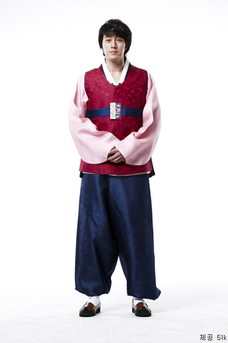 Bộ trang phục cho thấy sự mạnh mẽ của người đàn ông cột trụ trong gia đình. Bộ trang phục cho thấy sự mạnh mẽ của người đàn ông cột trụ trong gia đình.