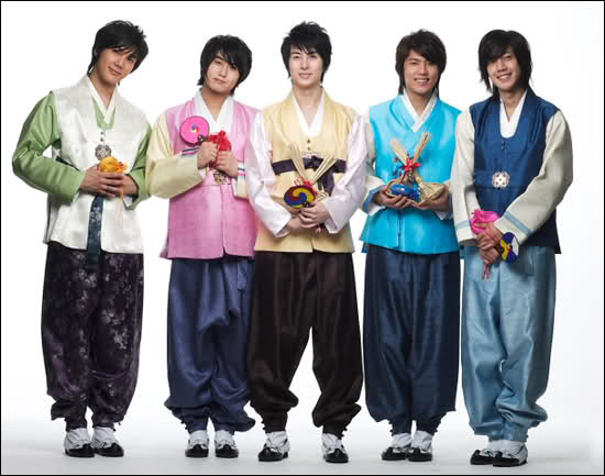 SS501 không hổ danh là nhóm nhạc bạch mã hoàng tử. Trong trang phục Hanbook, trông họ vẫn thật bảnh bao và phong lưu SS501 không hổ danh là nhóm nhạc bạch mã hoàng tử. Trong trang phục Hanbook, trông họ vẫn thật bảnh bao và phong lưu