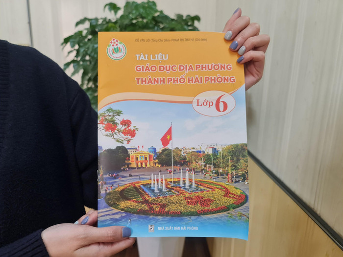 Sách tài liệu Giáo dục địa phương thành phố Hải Phòng dùng cho học sinh lớp 6 (Ảnh: Lã Tiến) Sách tài liệu Giáo dục địa phương thành phố Hải Phòng dùng cho học sinh lớp 6 (Ảnh: Lã Tiến)