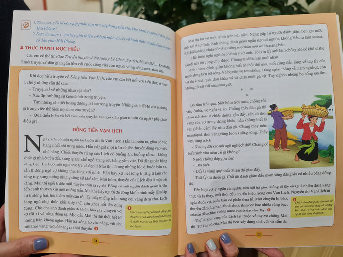 Giáo viên góp ý về câu truyện cổ Đồng tiền Vạn Lịch (Ảnh: Lã Tiến) Giáo viên góp ý về câu truyện cổ Đồng tiền Vạn Lịch (Ảnh: Lã Tiến)