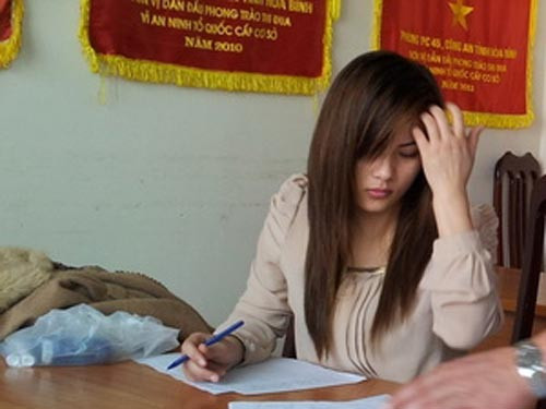 Đối tượng Đinh Thị Tâm đang khai báo tại Công an tỉnh Hòa Bình. Ảnh: Vietnam+ Đối tượng Đinh Thị Tâm đang khai báo tại Công an tỉnh Hòa Bình. Ảnh: Vietnam+