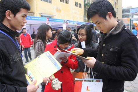 Thí sinh chuẩn bị thi ĐH, CĐ 2012 tìm hiểu thông tin tuyển sinh. Ảnh: gdtd.vn Thí sinh chuẩn bị thi ĐH, CĐ 2012 tìm hiểu thông tin tuyển sinh. Ảnh: gdtd.vn