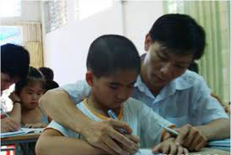 Thầy hiệu trưởng trường tôi - thầy Bành Quốc Trưởng - người gieo mầm cuộc sống, người cha kính yêu của chúng con. Ảnh minh họa