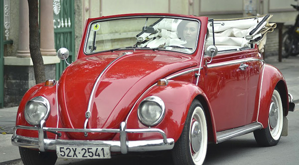 Thông minh, xinh đẹp lại giỏi giang, cô là mẫu người phụ nữ trẻ thành đạt mà không ít cô gái ghen tỵ. Khánh Linh luôn xuất hiện kiêu sa, sành điệu với chiếc xe cổ và diện những bộ quần áo, giày dép hàng hiệu. Thông minh, xinh đẹp lại giỏi giang, cô là mẫu người phụ nữ trẻ thành đạt mà không ít cô gái ghen tỵ. Khánh Linh luôn xuất hiện kiêu sa, sành điệu với chiếc xe cổ và diện những bộ quần áo, giày dép hàng hiệu.