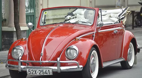 Thông minh, xinh đẹp lại giỏi giang, cô là mẫu người phụ nữ trẻ thành đạt mà không ít cô gái ghen tỵ. Khánh Linh luôn xuất hiện kiêu sa, sành điệu với chiếc xe cổ và diện những bộ quần áo, giày dép hàng hiệu.