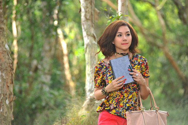 Phong cách thời trang của cô thay đổi mỗi ngày, lúc dịu dàng, khi trẻ trung, năng động. Phong cách thời trang của cô thay đổi mỗi ngày, lúc dịu dàng, khi trẻ trung, năng động.