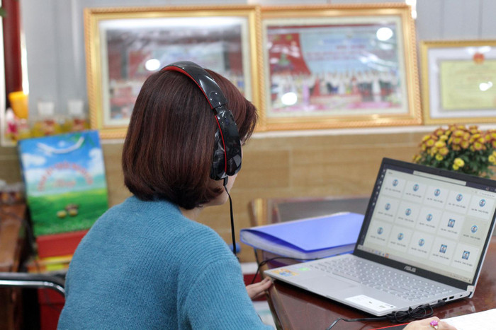 Ban giám hiệu Trường Trung học cơ sở Tô Hiệu tham gia dự giờ tại các lớp học trực tuyến (Ảnh: Lã Tiến) Ban giám hiệu Trường Trung học cơ sở Tô Hiệu tham gia dự giờ tại các lớp học trực tuyến (Ảnh: Lã Tiến)