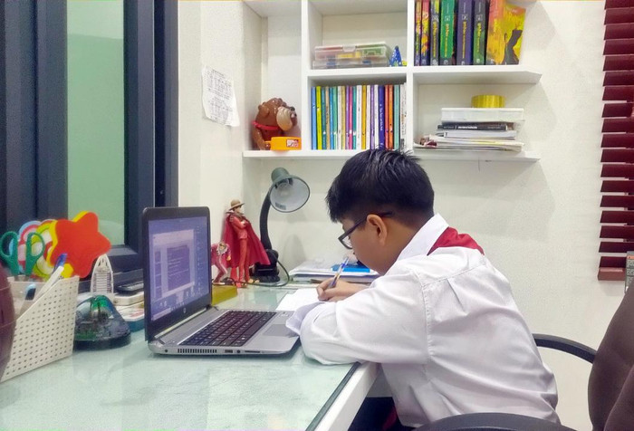 Học sinh Trường Trung học cơ sở Tô Hiệu học trực tuyến tại nhà (Ảnh: Nhà trường cung cấp) Học sinh Trường Trung học cơ sở Tô Hiệu học trực tuyến tại nhà (Ảnh: Nhà trường cung cấp)