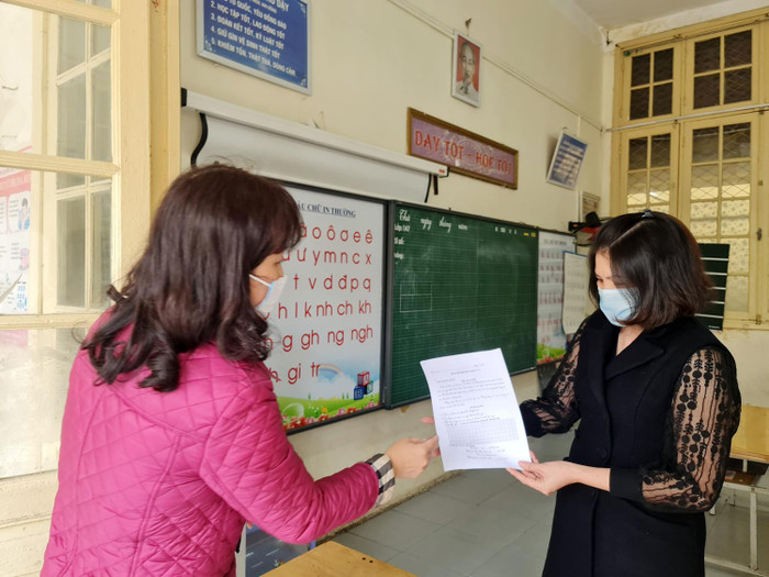 Giáo viên lớp 1 Trường Tiểu học Nguyễn Thị Minh Khai in bài tập để phụ huynh tới lấy mang về nhà cho con ôn tập (Ảnh: Lã Tiến) Giáo viên lớp 1 Trường Tiểu học Nguyễn Thị Minh Khai in bài tập để phụ huynh tới lấy mang về nhà cho con ôn tập (Ảnh: Lã Tiến)