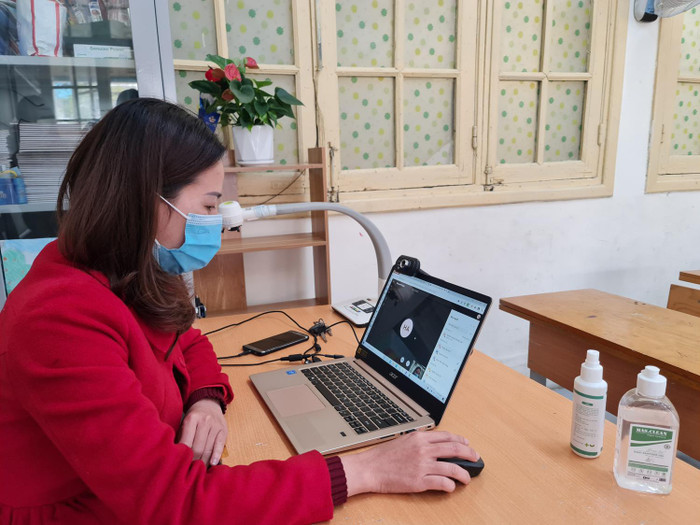 Giáo viên Trường Tiểu học Nguyễn Thị Minh Khai đang lên lớp dạy trực tuyến cho học sinh (Ảnh: Lã Tiến) Giáo viên Trường Tiểu học Nguyễn Thị Minh Khai đang lên lớp dạy trực tuyến cho học sinh (Ảnh: Lã Tiến)