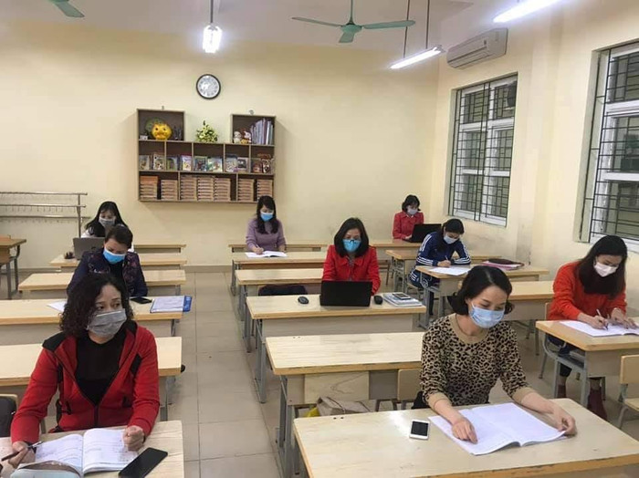 Giáo viên Trường Tiểu học Chu Văn An (quận Ngô Quyền) đang chuẩn bị giáo án để phục vụ cho việc dạy học trực tuyến (Ảnh: Lã Tiến) Giáo viên Trường Tiểu học Chu Văn An (quận Ngô Quyền) đang chuẩn bị giáo án để phục vụ cho việc dạy học trực tuyến (Ảnh: Lã Tiến)