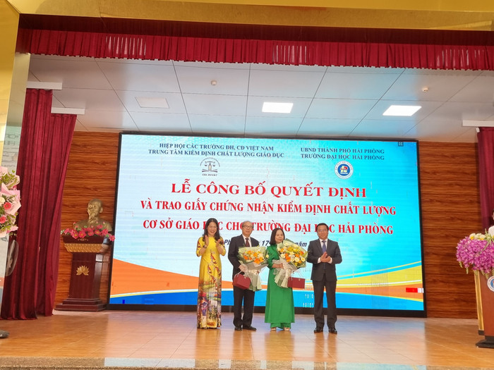 Lãnh đạo Trường Đại học Hải Phòng tặng hoa cảm ơn lãnh đạo Trung tâm Kiểm định chất lượng giáo dục (Ảnh: Lã Tiến) GDVN_dhhp-kiem-dinh-3.jpg