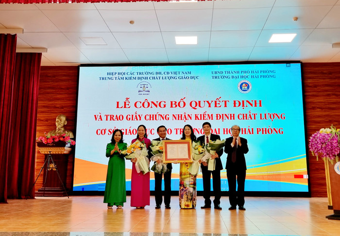 Lãnh đạo Trung tâm kiểm định chất lượng giáo dục trao giấy chứng nhận kiểm định chất lượng cơ sở giáo dục chu kỳ 2 cho Trường Đại học Hải Phòng (Ảnh: Lã Tiến) GDVN_dhhp-kiem-dinh-2.jpg
