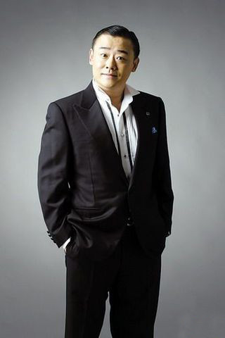 Chu Lập Ba (giám khảo quen thuộc của China’s Got Talent) và vợ là Hồ Khiết, cô là con chủ tịch công ty TNHH thép không gỉ Ôn Châu - Khiết Linh, một phụ nữ giàu có và nổi tiếng của tỉnh Triết Giang vùng Giang Nam.