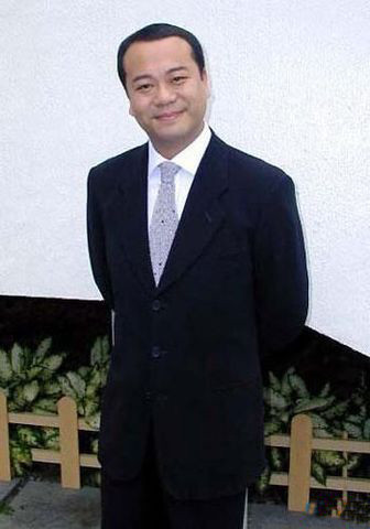 Âu Dương Chấn Hoa và vợ là Khiết Nhàn, cô là cháu gái của ông trùm casino của Ma Cao - Phó Lão Dung, từng là người sáng lập khách sạn Furama trị giá 8 tỷ đô la Hồng Kông (hơn t tỷ USD) trước đây.