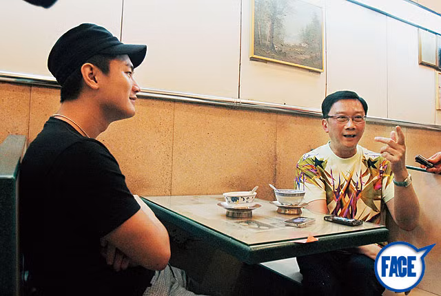 Lưu Định Thành (phải) trò chuyện về bộ phim "Bishonen" với hình tượng của ông được nhắc đến chân thực trên phim.