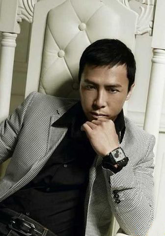 Chân Tử Đan và vợ Uông Phi Phi, cha mẹ cô là những doanh nhân thành đạt trong việc chế tác đồ trang sức nổi tiếng ở Canada và được mệnh danh là vua kim cương của Canada.