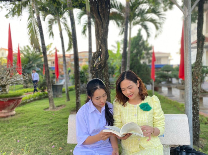 Đồng hành cùng Phương Thảo từ năm lớp 10, cô giáo Quyên nhận xét: "Em là một học sinh có tài, có trí, luôn luôn đặt mục tiêu rất cao và hướng bản thân khi làm một việc gì đều phải hết mình, khát khao chiến thắng" (Ảnh: NVCC) Đồng hành cùng Phương Thảo từ năm lớp 10, cô giáo Quyên nhận xét: "Em là một học sinh có tài, có trí, luôn luôn đặt mục tiêu rất cao và hướng bản thân khi làm một việc gì đều phải hết mình, khát khao chiến thắng" (Ảnh: NVCC)