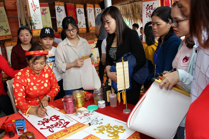 Nhiều em học sinh, người dân xin chữ tại lễ khai bút đầu Xuân (Ảnh: LT)