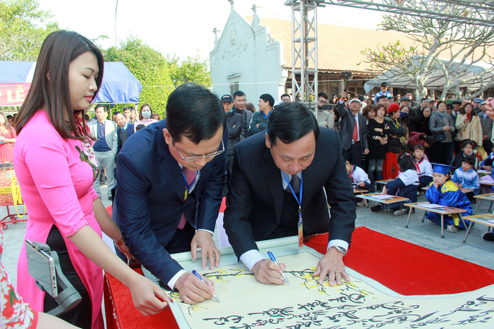 Lãnh đạo huyện Kiến Thụy thực hiện nghi lễ khai bút đầu xuân (Ảnh: LT)