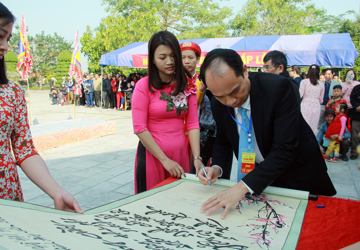 Ông Lê Quốc Tiến, Giám đốc Sở Giáo dục và Đào tạo Hải Phòng thực hiện nghi lễ khai bút (Ảnh: LT)